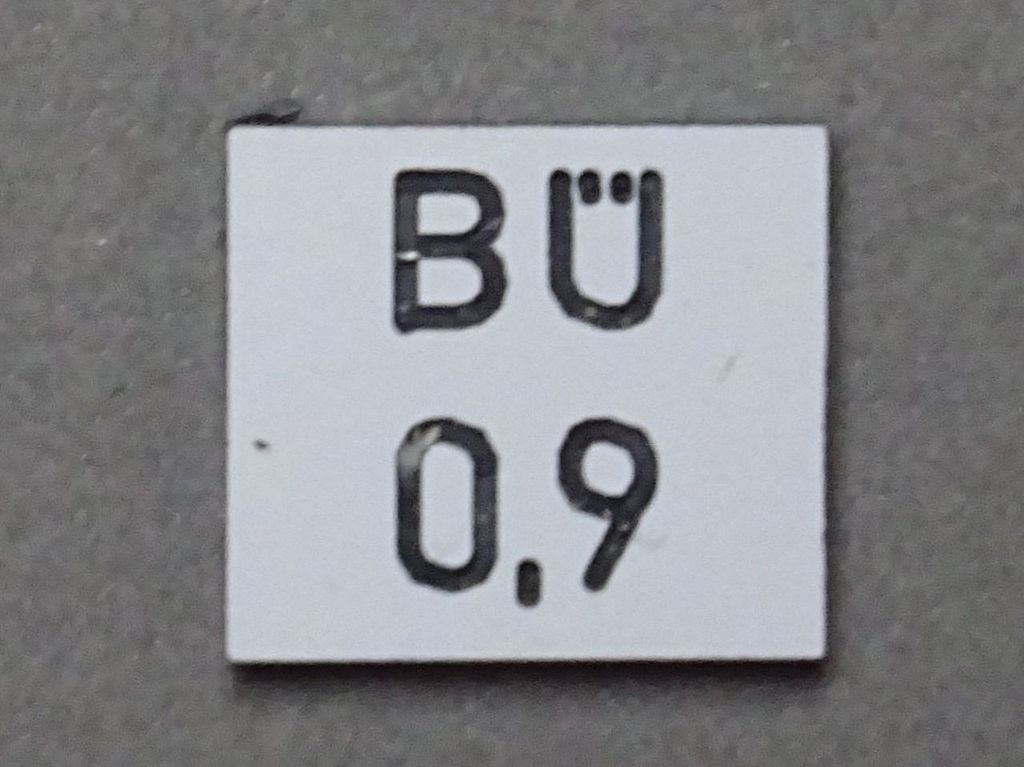 Zusatzschild BÜ 0,9, weiss 16 x 15 mm, 2-Schicht-Kunststoff