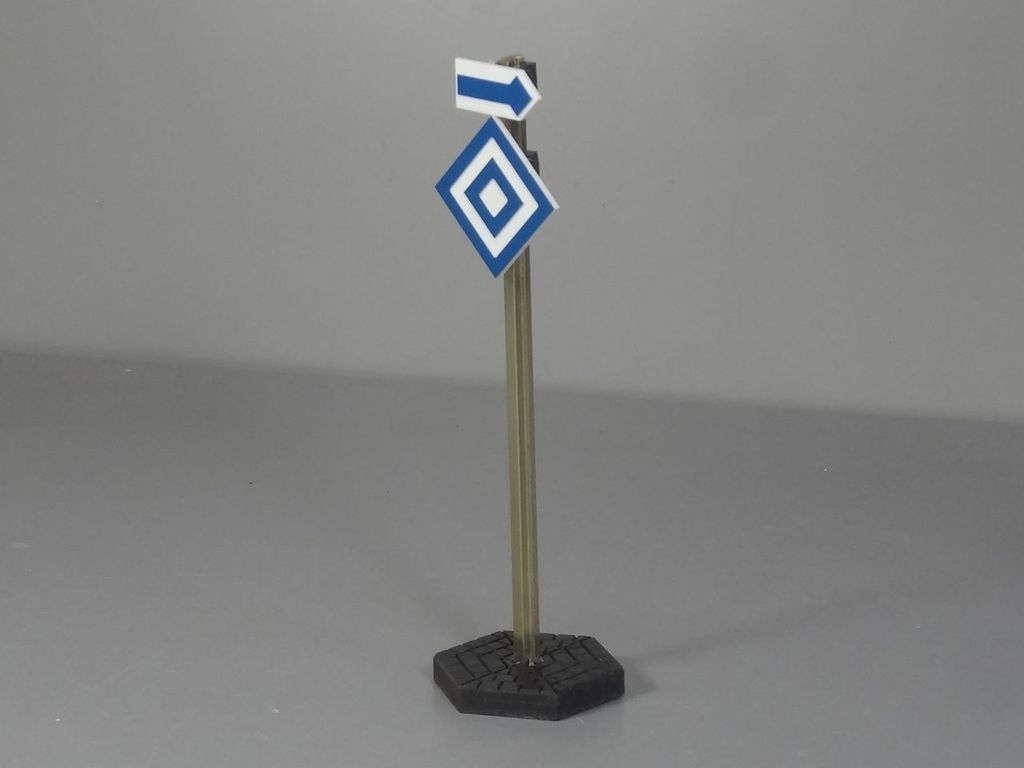 Richtungspfeil für Fahrleitungsschilder 22 x 10 mm, 2-Schicht-Kunststoff