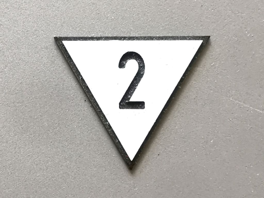 Geschwindigkeitstafel Lf 4, schwarz/weiß, Spitze unten 2  30 mm, 2-Schicht-Kunststoff