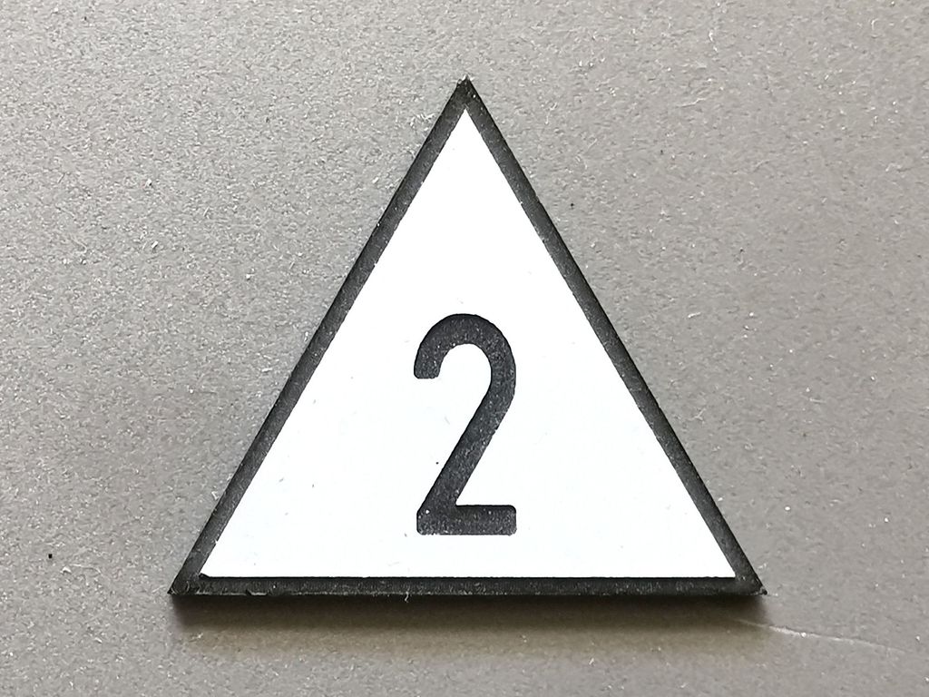 Geschwindigkeitstafel Lf 4, schwarz/weiß, Spitze oben 2  30 mm, 2-Schicht-Kunststoff