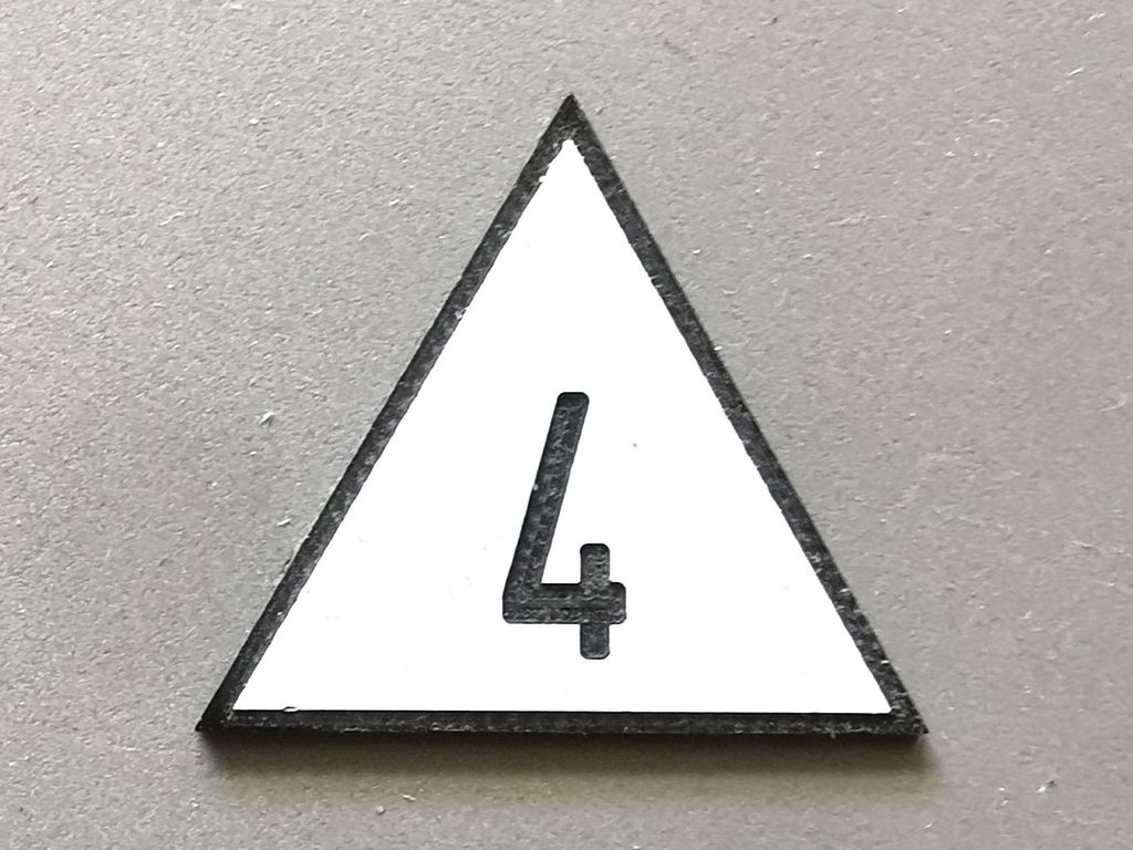 Geschwindigkeitstafel Lf 4, schwarz/weiß, Spitze oben 4  30 mm, 2-Schicht-Kunststoff