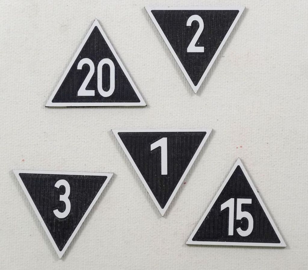 Geschwindigkeitsanzeiger Zs 3, weiß/schwarz, Spitze unten 8  30 mm, 2-Schicht-Kunststoff