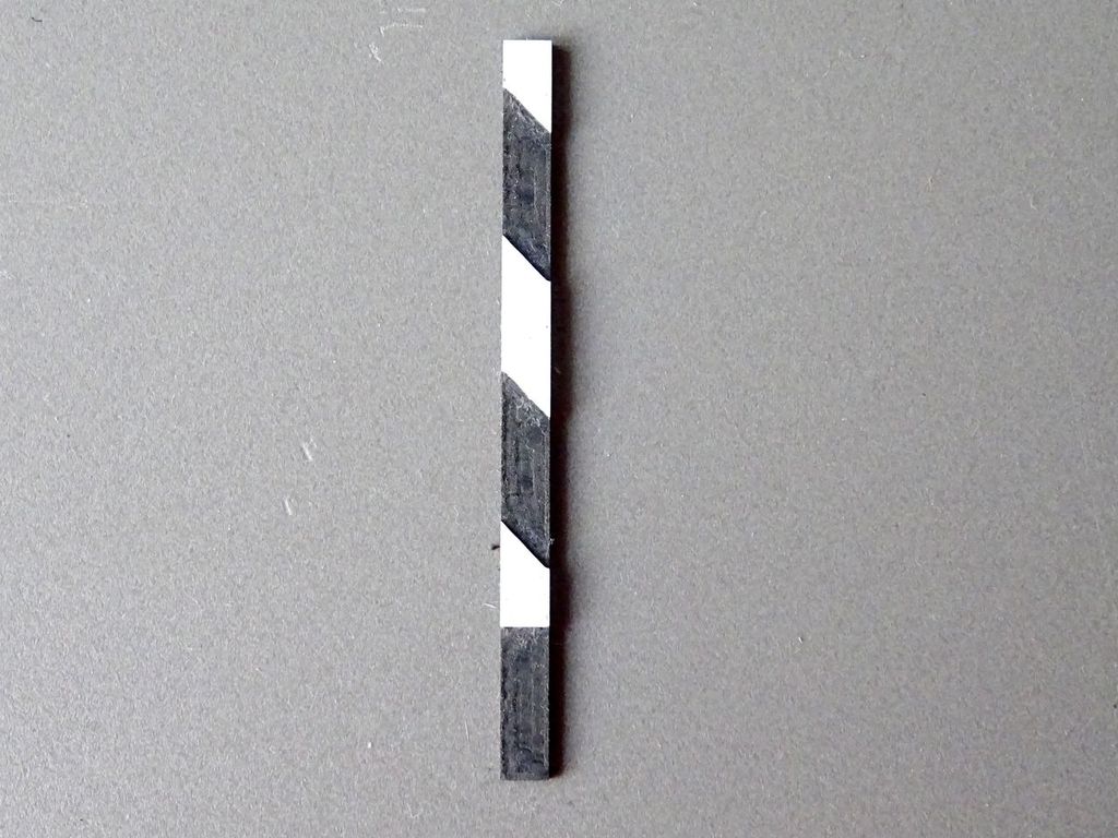 Signalmastenmarkierung 2 schwarze Streifen diagonal 4 x 55 mm, 2-Schicht-Kunststoff