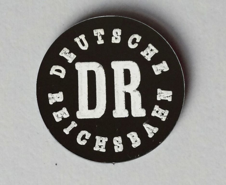 DR-Zeichen rund groß weiss auf schwarz D = 20 mm, 2-Schicht-Kunststoff