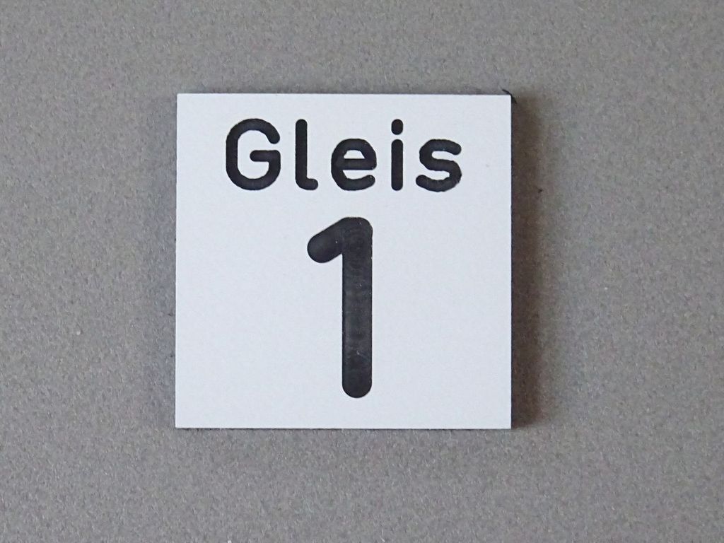 Gleisnummernschild groß:Gleis 1 22 x 22 mm, 2-Schicht-Kunststoff