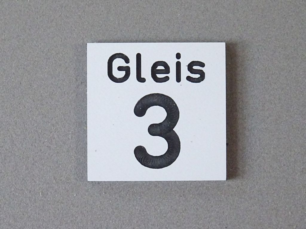 Gleisnummernschild groß:Gleis 3 22 x 22 mm, 2-Schicht-Kunststoff