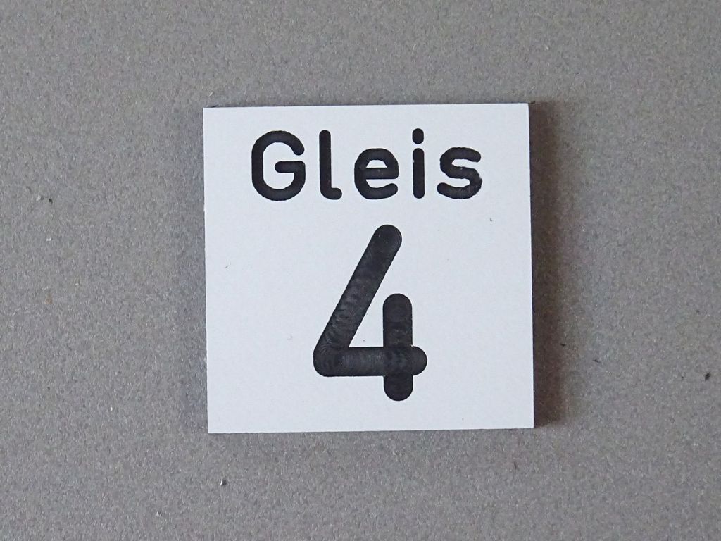 Gleisnummernschild groß:Gleis 4 22 x 22 mm, 2-Schicht-Kunststoff
