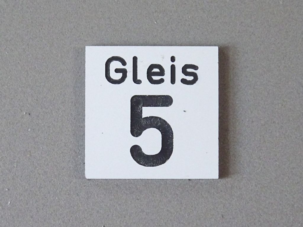 Gleisnummernschild groß:Gleis 5 22 x 22 mm, 2-Schicht-Kunststoff