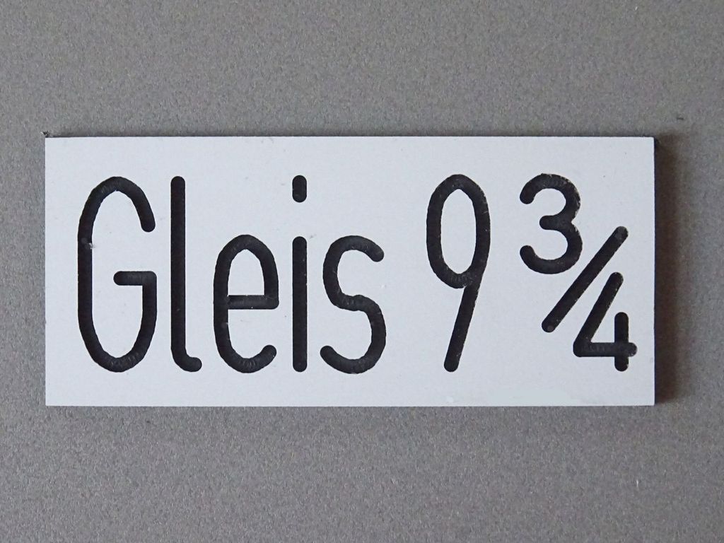 Gleisnummernschild groß:Gleis 9 3/4 50 x 22 mm, 2-Schicht-Kunststoff