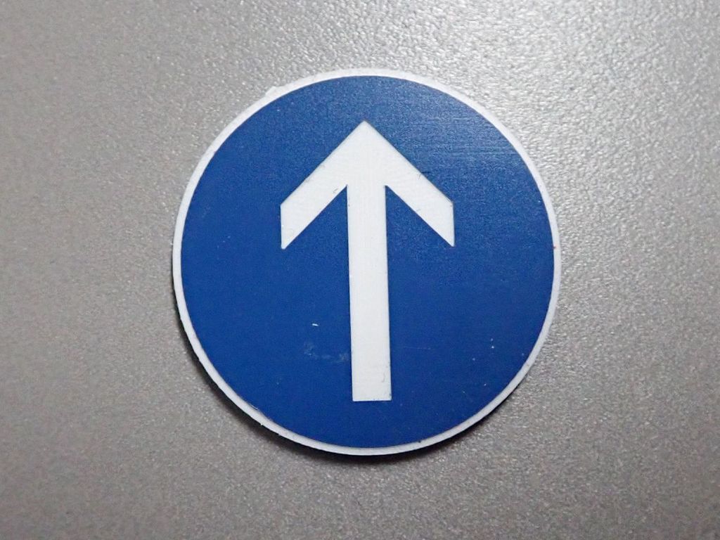 Verkehrsschild Fahrtrichtung geradeaus 26,5 mm 2-Schicht-Kunststoff