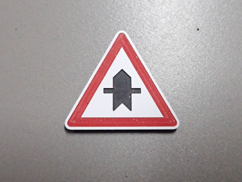 Verkehrsschild Vorfahrt 26,5 x 23,5mm 2-Schicht-Kunststoff