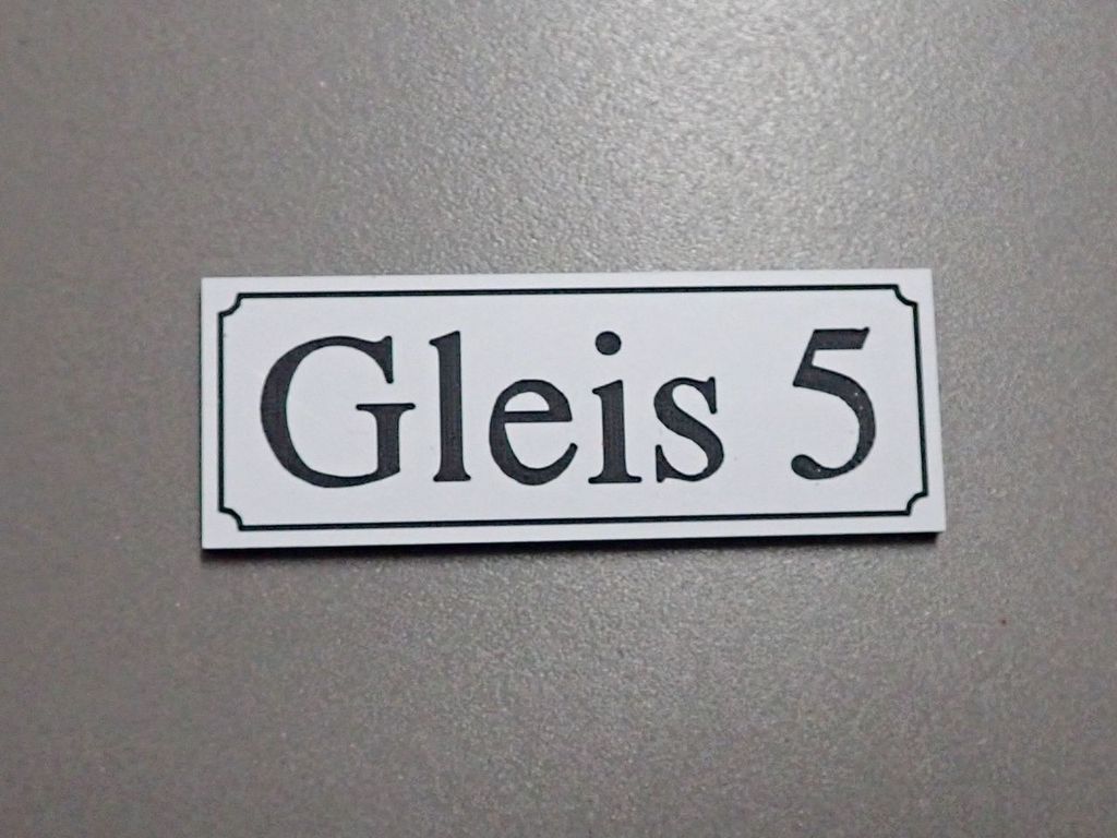 Gleisschild alte Schrift Gleis 5 22 x 8 mm, 2-Schicht-Kunststoff