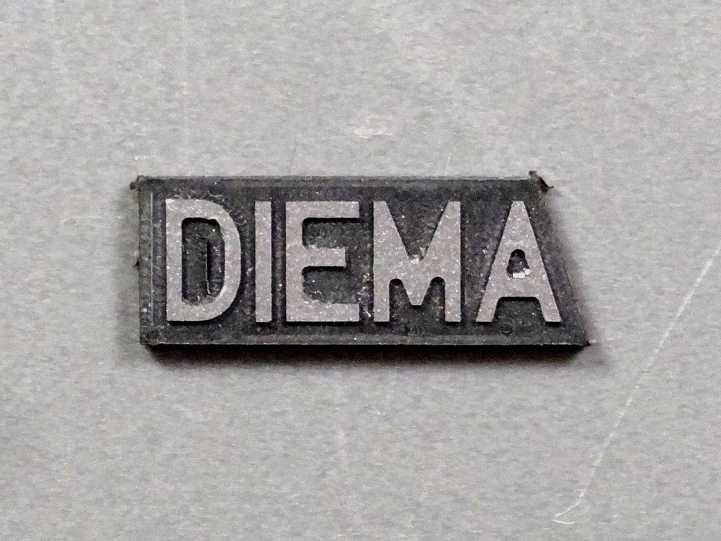Lok-Fabrikschild Diema 19 x 7 mm, 2-Schicht-Kunststoff