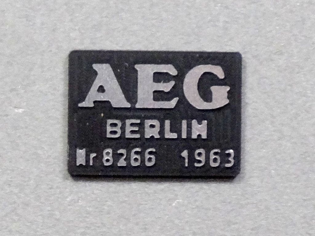 Lok-Fabrikschild AEG Berlin 14 x 10 mm, 2-Schicht-Kunststoff