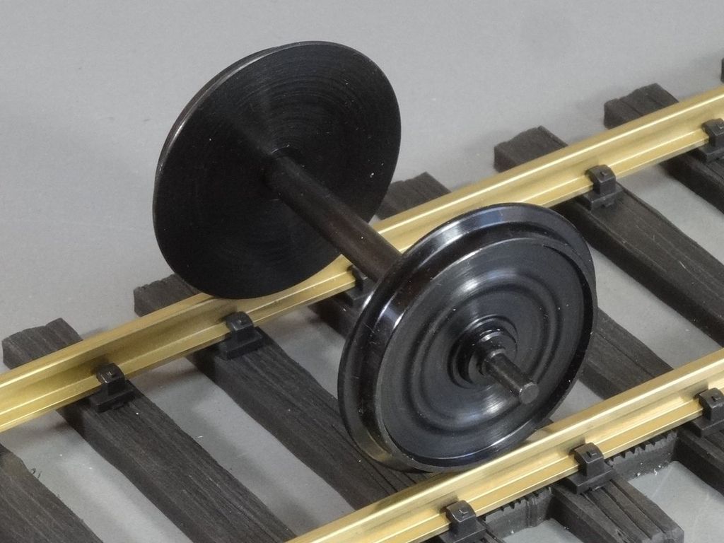 Metallradsatz, 45 mm Durchmesser, Spurweite 64 mm Achse isoliert, schwarz brüniert