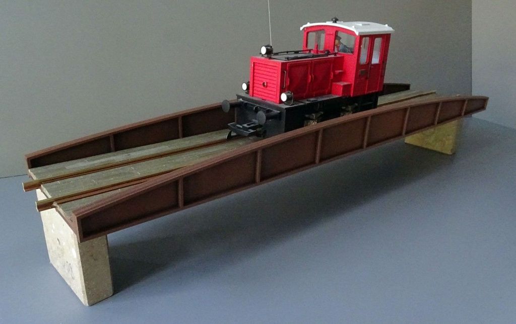 Fischbauchbrücke 750mm: Fertigmodell und lackiert 750 x 167 x 51 mm