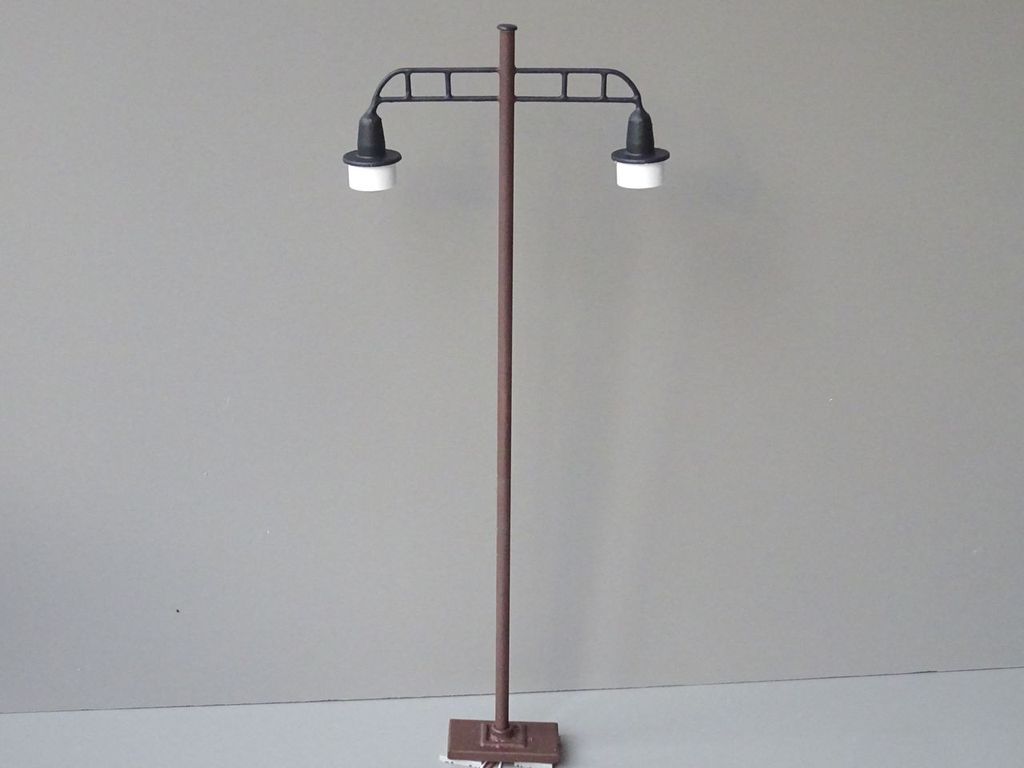 Bahnhofslampe mit zwei Gitterarmen Höhe 330 mm