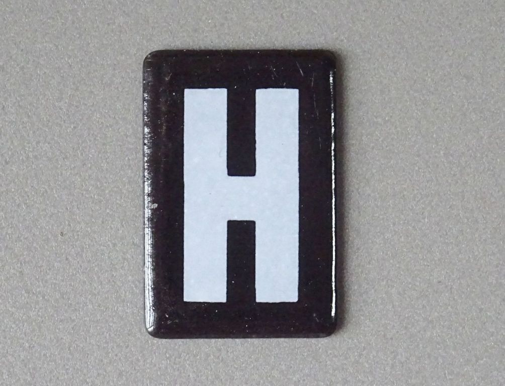 H - Tafel So 8 DR, weißes H auf schwarzem Grund 18 x 27 mm Emaille