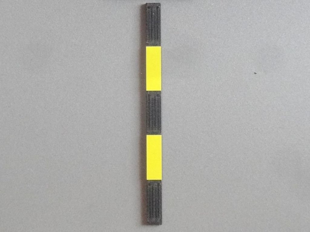 Mastschild schwarz-gelb klein 50 x 3,5 mm, 2-Schicht-Kunststoff
