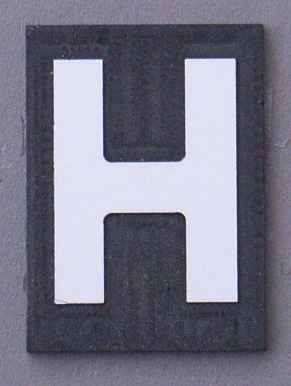 H - Tafel So 8 DR, weißes H auf Schwarz 16 x 22 mm, 2-Schicht-Kunststoff