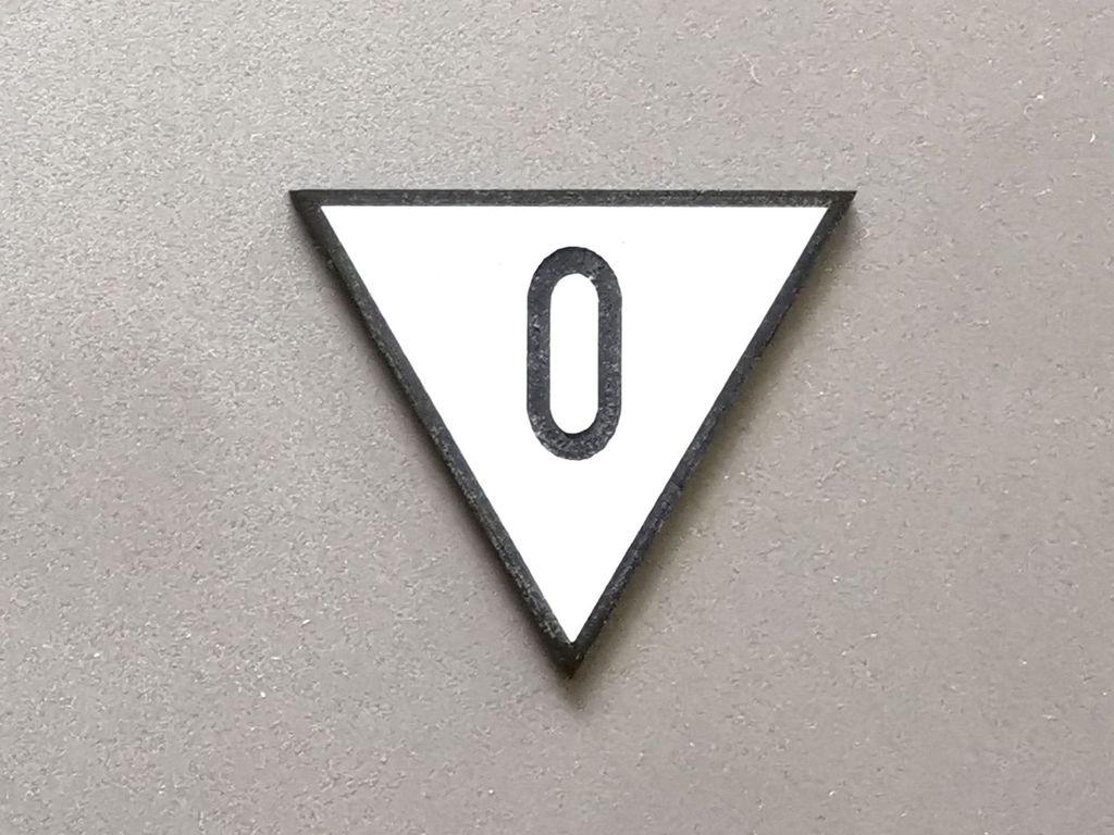 Geschwindigkeitstafel Lf 4, schwarz/weiß, Spitze unten 0  30 mm, 2-Schicht-Kunststoff