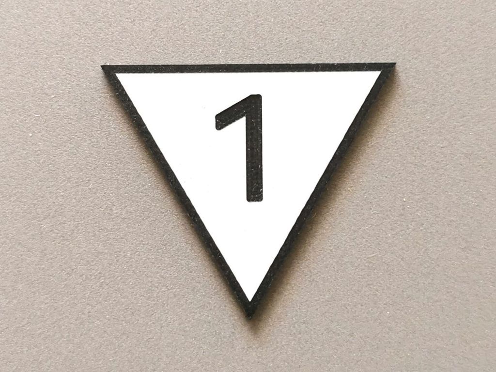 Geschwindigkeitstafel Lf 4, schwarz/weiß, Spitze unten 1  30 mm, 2-Schicht-Kunststoff