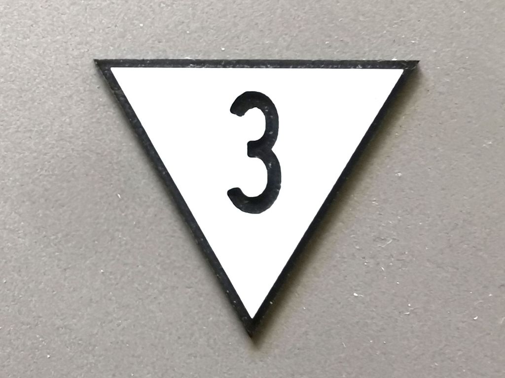 Geschwindigkeitstafel Lf 4, schwarz/weiß, Spitze unten 3  30 mm, 2-Schicht-Kunststoff