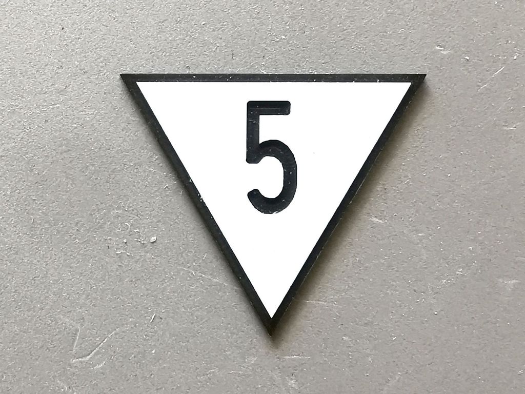 Geschwindigkeitstafel Lf 4, schwarz/weiß, Spitze unten 5  30 mm, 2-Schicht-Kunststoff