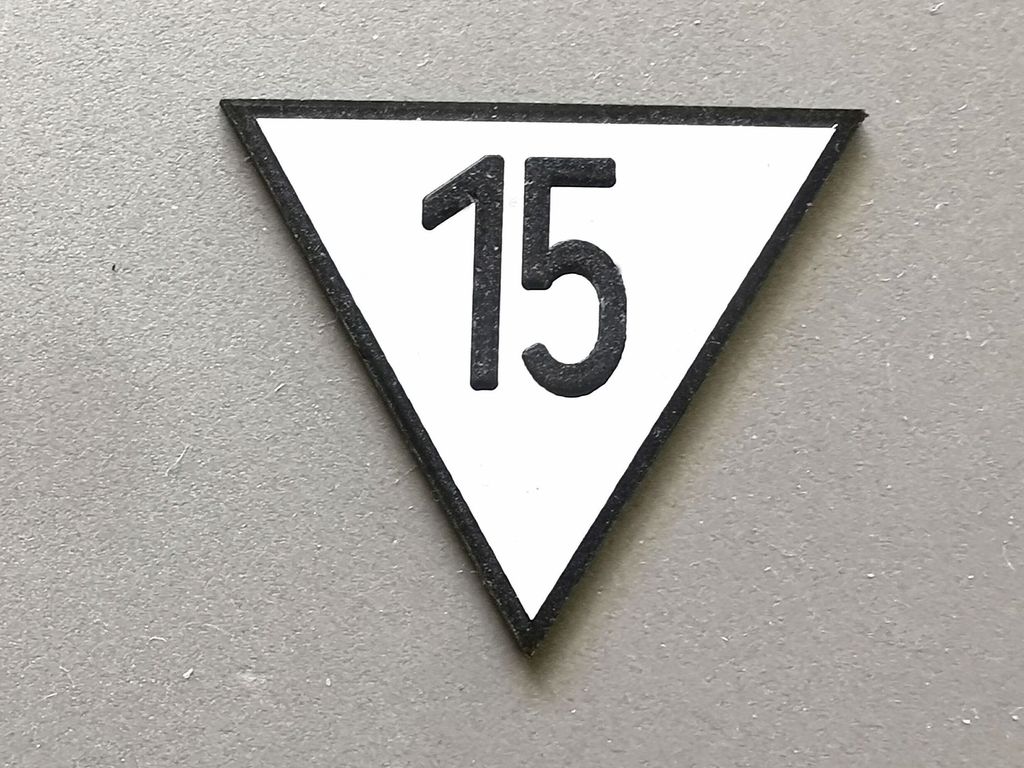 Geschwindigkeitstafel Lf 4, schwarz/weiß, Spitze unten 15  30 mm, 2-Schicht-Kunststoff