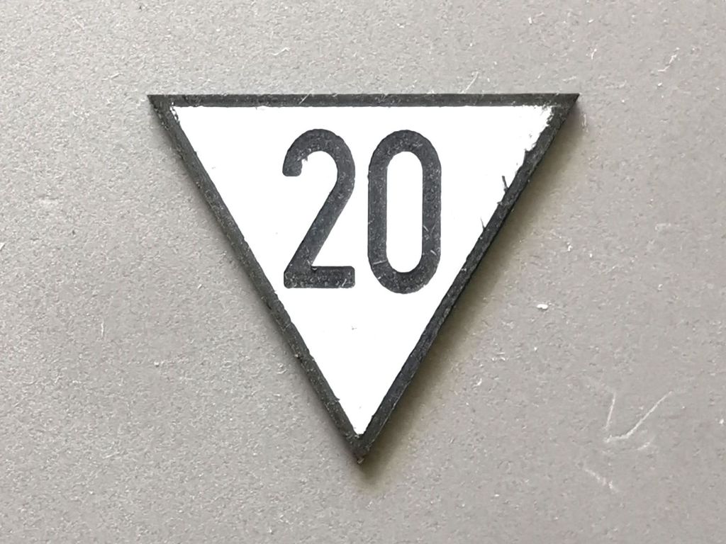 Geschwindigkeitstafel Lf 4, schwarz/weiß, Spitze unten 20  30 mm, 2-Schicht-Kunststoff