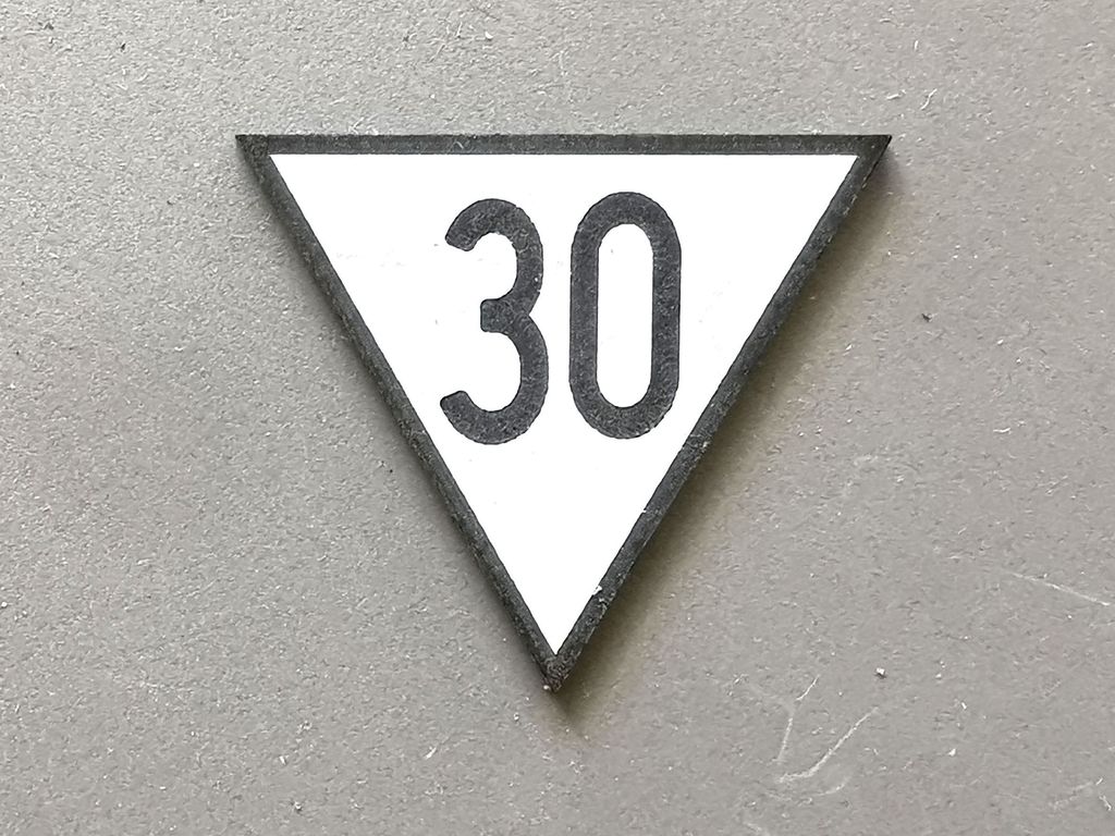 Geschwindigkeitstafel Lf 4, schwarz/weiß, Spitze unten 30  30 mm, 2-Schicht-Kunststoff