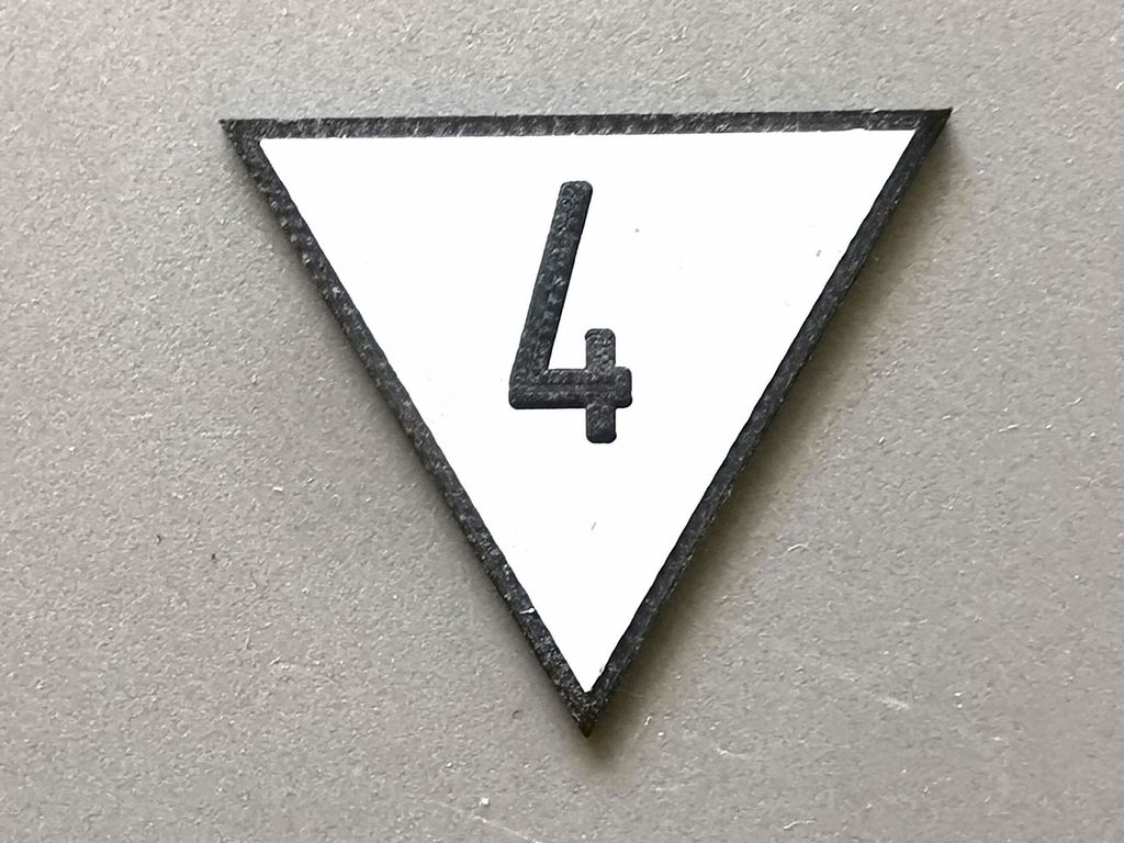 Geschwindigkeitstafel Lf 4, schwarz/weiß, Spitze unten 4  30 mm, 2-Schicht-Kunststoff