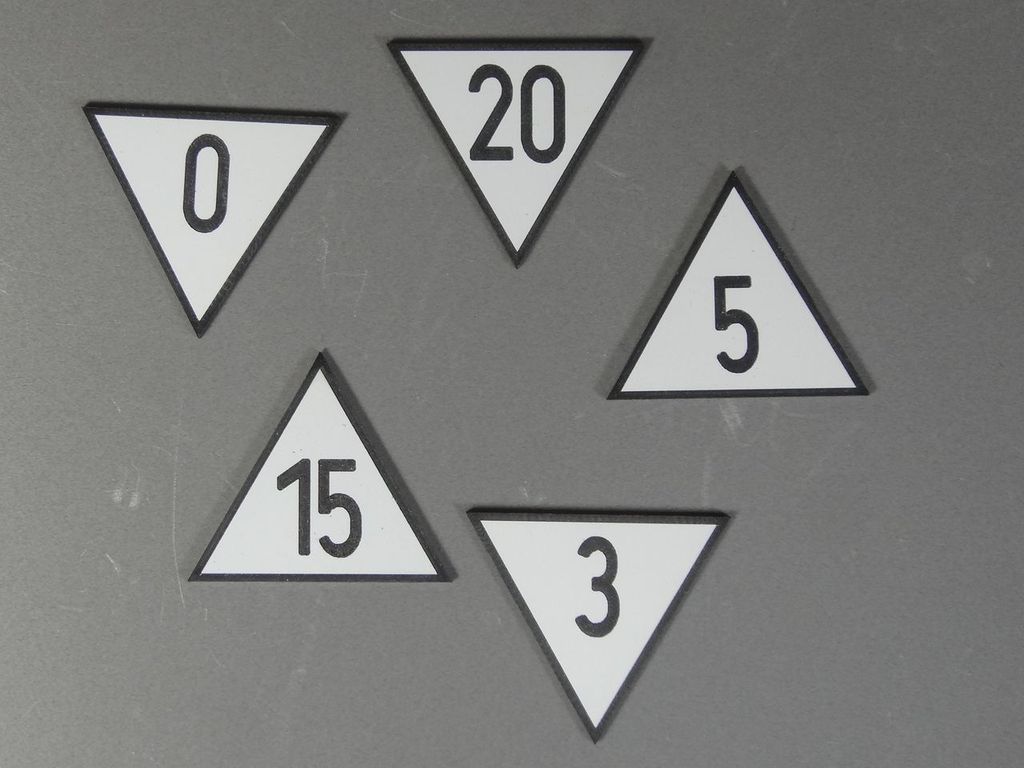 Geschwindigkeitstafel Lf 4, schwarz/weiß, Spitze unten 6  30 mm, 2-Schicht-Kunststoff
