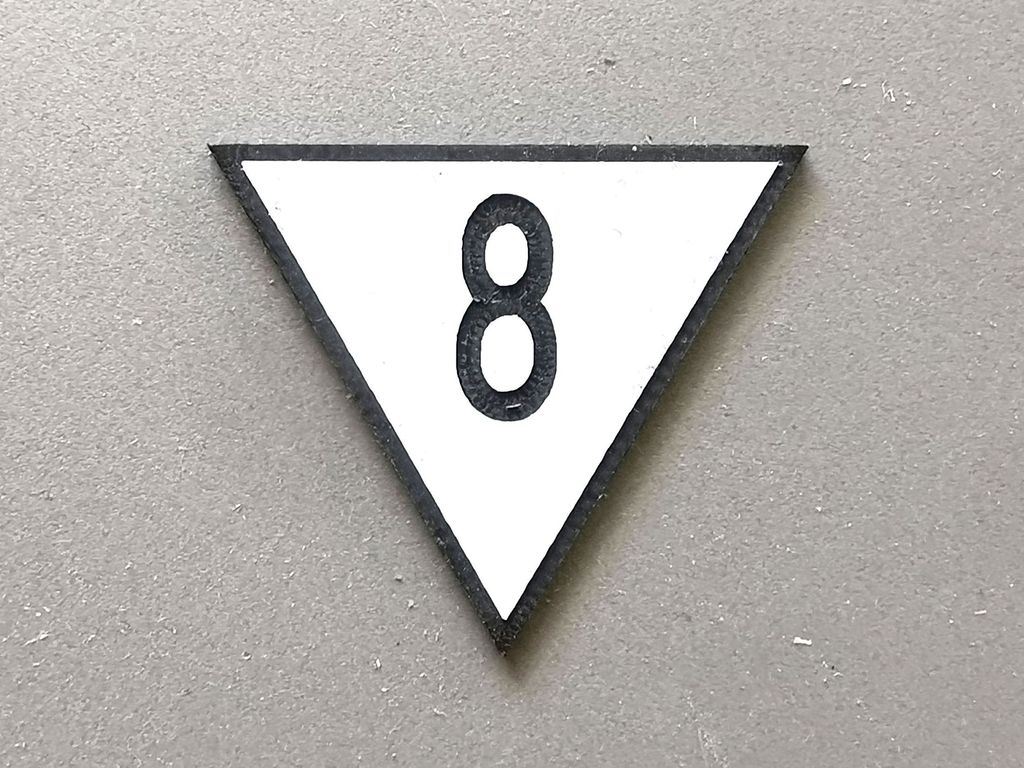 Geschwindigkeitstafel Lf 4, schwarz/weiß, Spitze unten 8  30 mm, 2-Schicht-Kunststoff