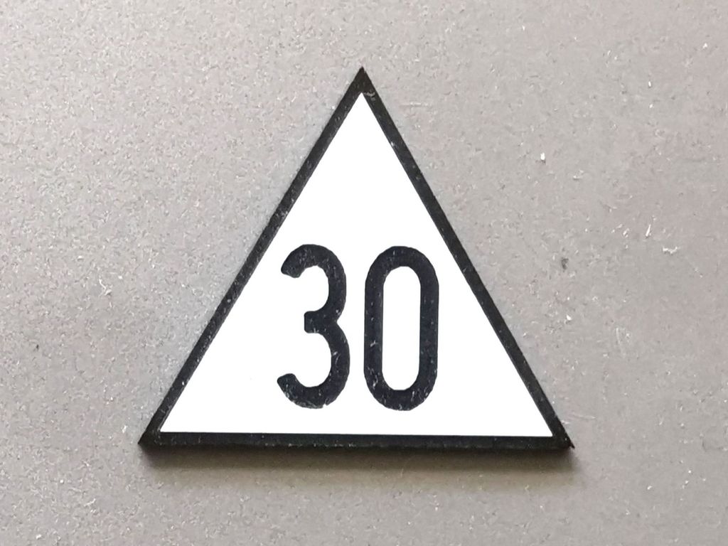 Geschwindigkeitstafel Lf 4, schwarz/weiß, Spitze oben 30  30 mm, 2-Schicht-Kunststoff