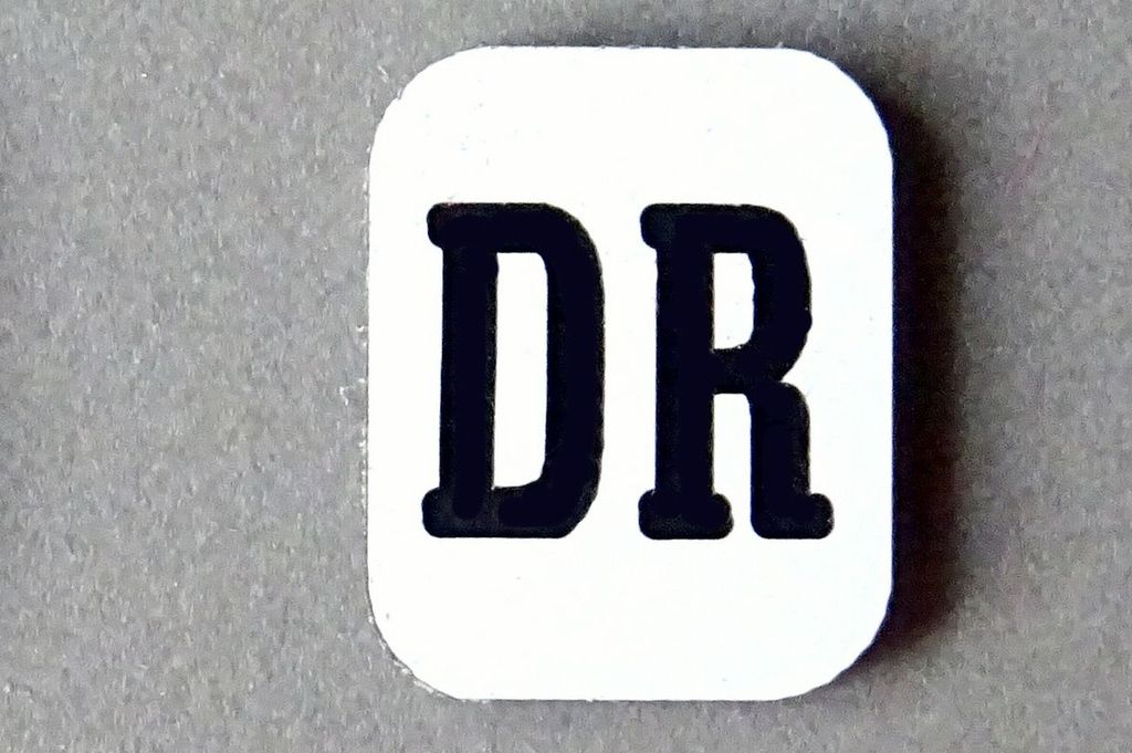 DR-Zeichen rechteckig, Schwarze Schrift auf weiß 12 x 15 mm, 2-Schicht-Kunststoff