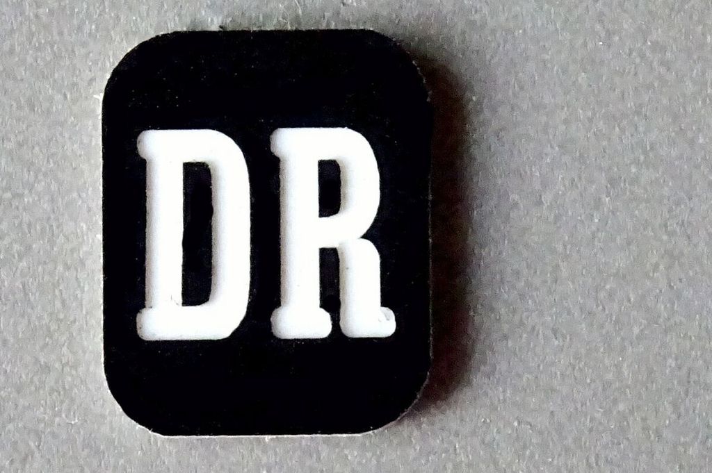 DR-Zeichen rechteckig, weiße Schrift auf schwarz 12 x 15 mm, 2-Schicht-Kunststoff