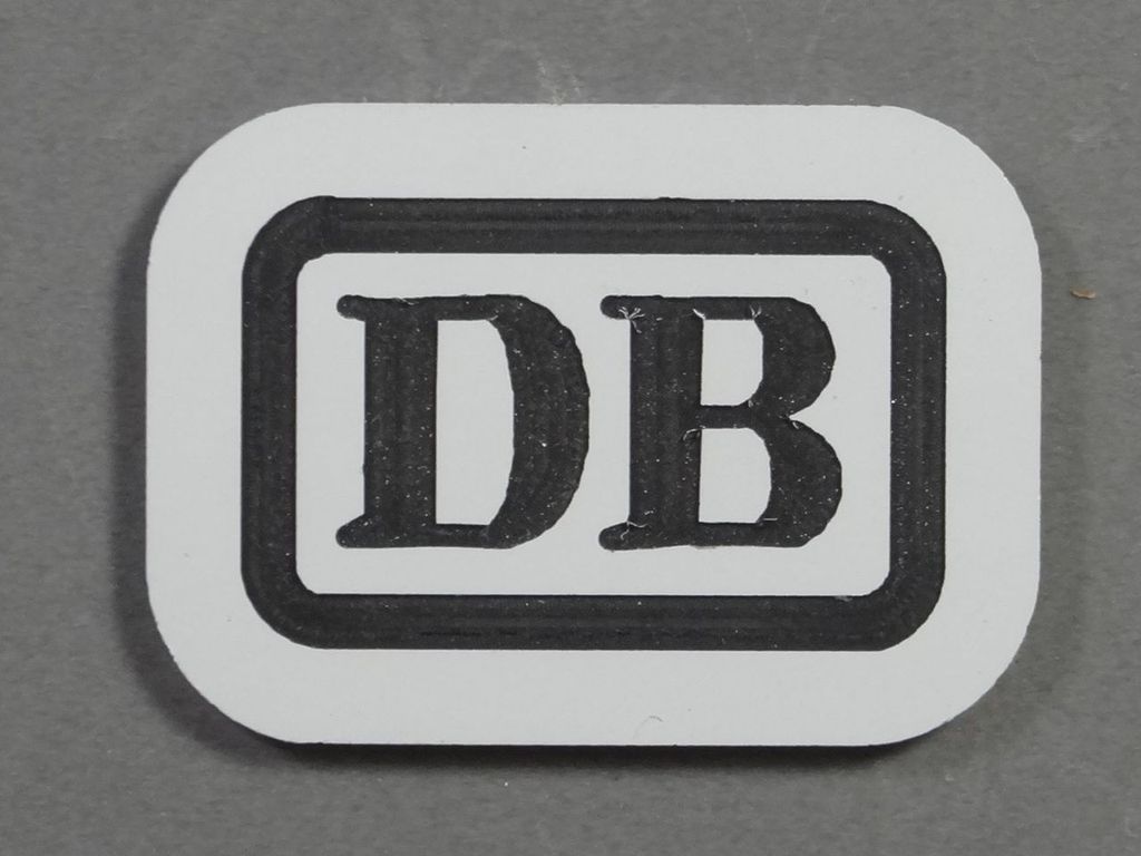 DB-Zeichen groß,  Schwarze Schrift auf Weiß 30 x 21 mm, 2-Schicht-Kunststoff
