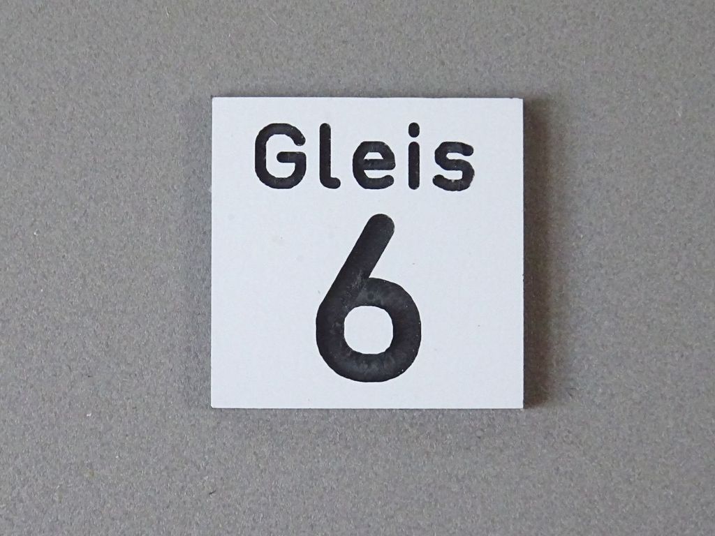 Gleisnummernschild groß:Gleis 6 22 x 22 mm, 2-Schicht-Kunststoff