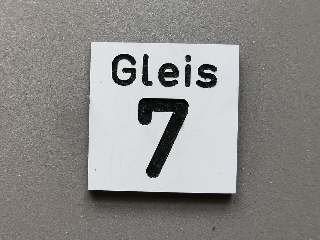 Gleisnummernschild groß:Gleis 7 22 x 22 mm, 2-Schicht-Kunststoff