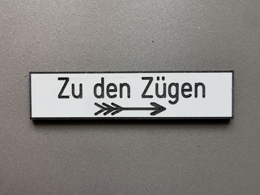 Zu den Zügen, nach rechts, Kunststoff 55 x 13 mm, 2-Schicht-Kunststoff