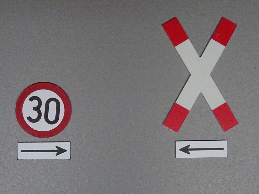 Verkehrsschild Richtungspfeil 25 x 8 mm, 2-Schicht-Kunststoff