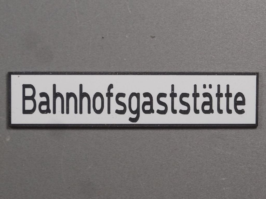Bahnhofsgaststätte, kleines Format 60 x 13 mm, 2-Schicht-Kunststoff