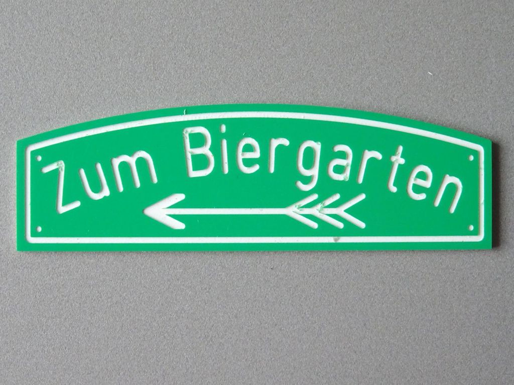 Zum Biergarten, nach links 65 x 20 mm, 2-Schicht-Kunststoff