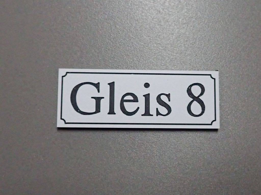 Gleisschild alte Schrift Gleis 8 44 x 16 mm, 2-Schicht-Kunststoff