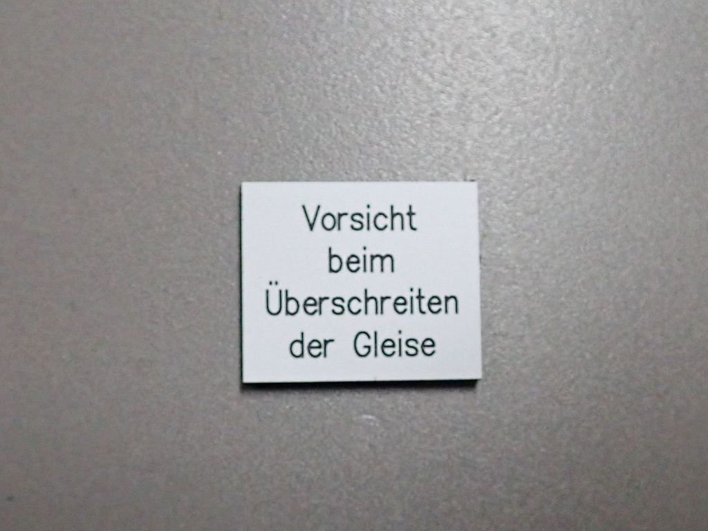 Vorsicht beim Überschreiten der Gleise 19 x 16 mm, 2-Schicht-Kunststoff