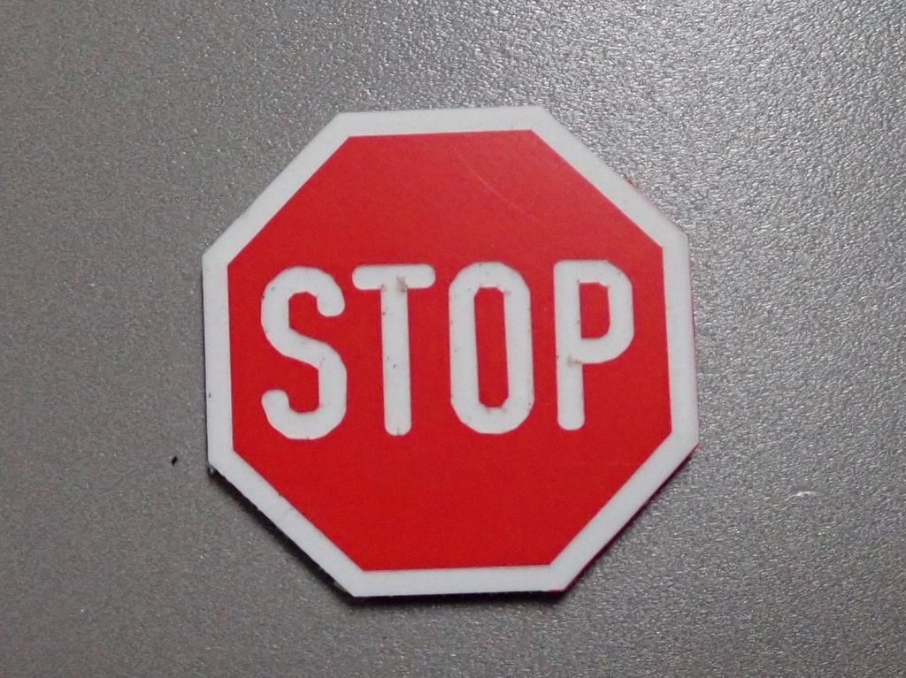 Verkehrsschild STOP 26,5 x 26,5 mm 2-Schicht-Kunststoff
