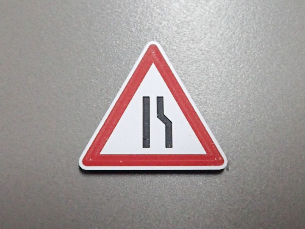 Verkehrsschild Achtung Verengte Fahrbahn rechts 26,5 x 23,5mm 2-Schicht-Kunststoff