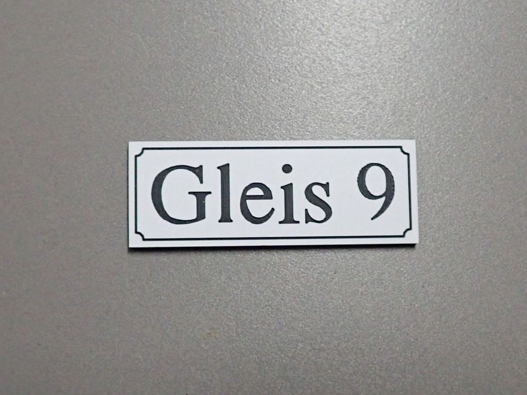 Gleisschild alte Schrift Gleis 9 22 x 8 mm, 2-Schicht-Kunststoff