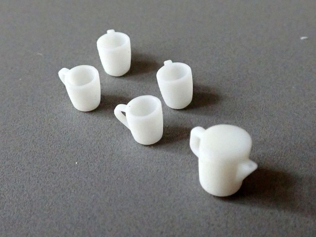 Tassen mittelgroß, 4 Stück + kleine Kaffeekanne 1:32, 3D-Druck